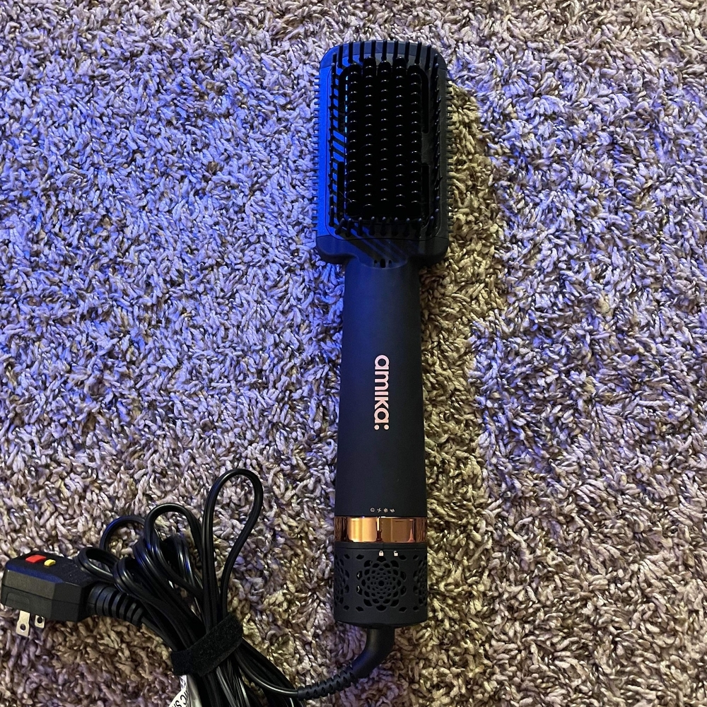 Amika straightener brush